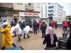 Depremzedeler evlerindeki eşyaları çıkarırken panik yaşadı