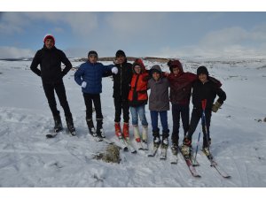 Kayak merkezine gidemeyen köylü çocuklar dağ yamacını piste çevirdi