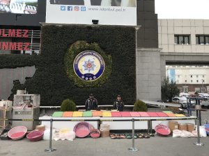 İstanbul’da yüklü miktarda uyuşturucu hap ele geçirildi, operasyon anları kameraya yansıdı