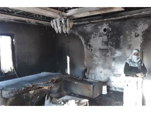 Kış günü evleri yanan aile yardım eli bekliyor