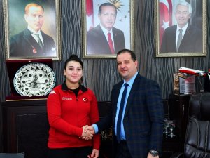 Büyüklerde Türkiye rekoru kıran 14 yaşındaki başarılı halterci altınla ödüllendirildi