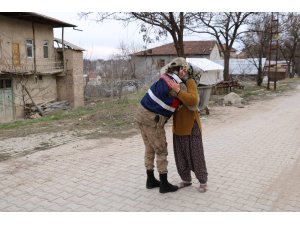 Deprem sonrası halk jandarmayı bağrına bastı