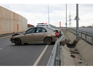 Yeni kampüs yolunda kontrolden çıkan araç bariyerlere çarparak durabildi