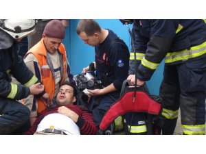 Dumandan etkilenen vatandaşa itfaiye eri kendi maskesini verdi