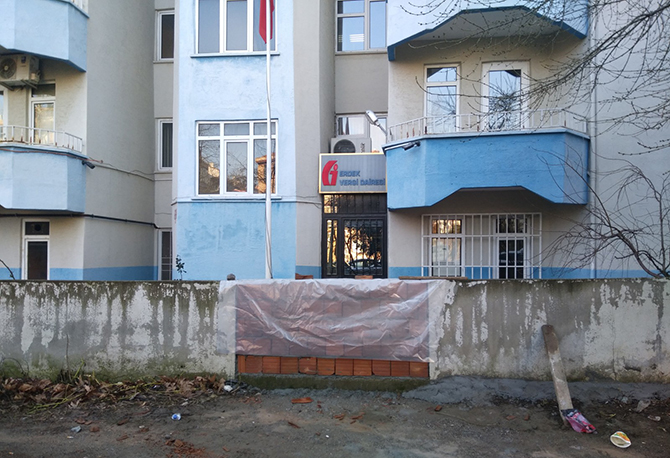 Makam aracı haczedilince bahçesinden vergi dairesine geçen yola duvar ördürdü