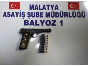 Otomobilden hırsızlık yapan zanlılar tutuklandı