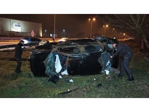 Yağış nedeniyle kayganlaşan yolda otomobil metrelerce takla attı