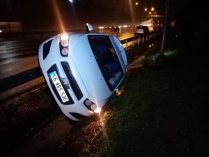 TEM Otoyolunda otomobil yoldan çıktı: 2 kişi yaralandı