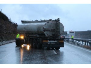 Kontrolden çıkan tanker bariyerlere çarptı