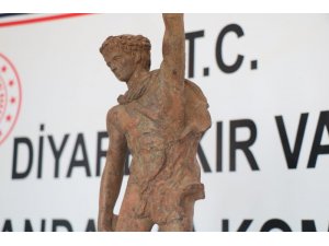 Roma dönemine ait heykeli satmak isterken yakalandılar
