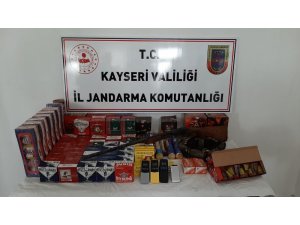 Motosiklet tamir dükkanında çok sayıda fişek ele geçirildi