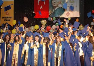 Selçuk İletişim'de mezuniyet sevinci