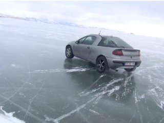 Donan göl üzerinde araçlarıyla drift yaptılar