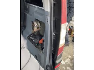 Yurt dışından Çanakkale’ye gelen 2 araçtan çok sayıda gümrük kaçağı ürün çıktı