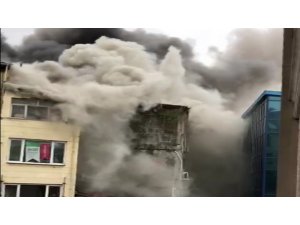Eminönü’nde kırtasiye malzemeleri satan 4 katlı bir iş yerinin deposunda yangın çıktı. Yangın nedeniyle çevreyi yoğun siyah dumanlar kapladı. İtfaiye ekipleri yangına müdahale ediyor.