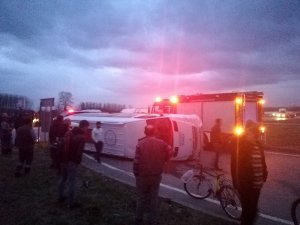Sakarya’da servis minibüsleri çarpıştı: 2 yaralı