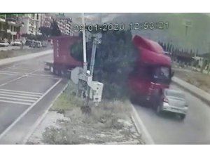 Tırın otomobili biçtiği anının görüntüleri ortaya çıktı