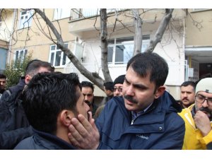 Bakan Kurum, depremde hasar gören mahallelerde incelemede bulunuyor