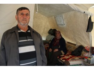 Manisa’daki depremzedeler yağmura rağmen çadırlarda yaşamlarını sürdürüyor