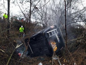 TEM Otoyolunda hafif ticari araç şarampole uçarak alev aldı