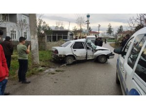 Otomobil direğe çarptı: 1 yaralı
