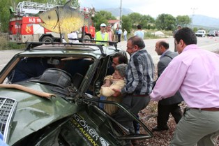 Otomobiller kafa kafaya çarpıştı: 3 yaralı