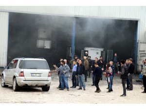 Hatay'da taşıtlara soğutma sistemi takılan işletmede yangın: 2 yaralı