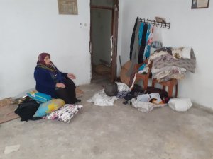 Hırsızlar 2 katlı evi soyup soğana çevirdiler
