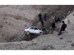 El freni çekilmeyen otomobil şarampole yuvarlandı