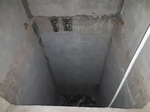 İnşaat halindeki binanın asansör boşluğuna düştü ağır yaralandı