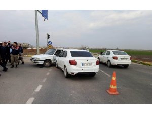 Otomobiller çarpıştı: 3 yaralı