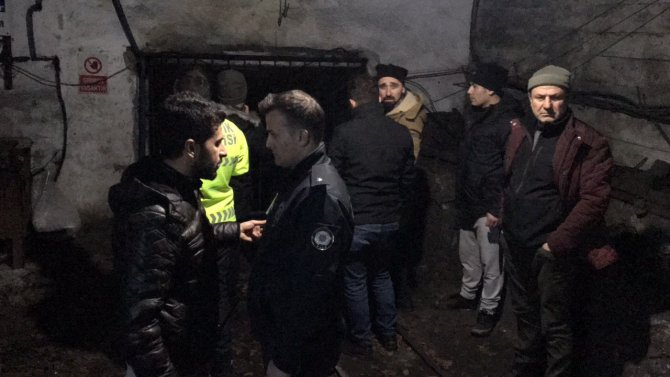 Ruhsatsız maden ocağında göçük: 2 kişi mahsur kaldı
