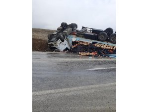 Kaza yapıp devrilen tırın motoru çalışmaya devam etti