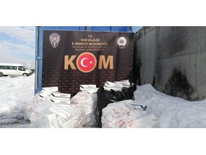 Kamyonun dingil ve stepne lastiğinde 5 bin 100 paket kaçak sigara ele geçirildi