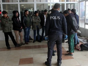 Adana’da 12 kaçak göçmen yakalandı