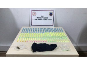 Mersin’de bir otomobilde 400 adet uyuşturucu hap ele geçirildi