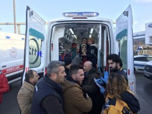 Yabancı uyruklu yolcuları taşıyan otobüs tıra çarptı: 6 yaralı