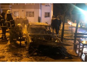 Park halindeyken alevlere teslim olan otomobil küle döndü