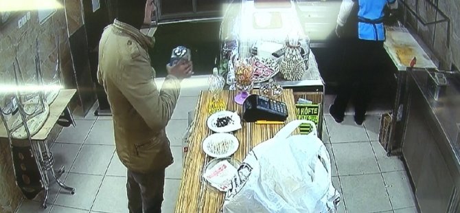 Saniyeler içinde sadaka kutusunun çalınması güvenlik kamerasında