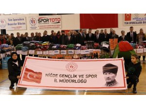 Niğde’de 43 kulübe spor malzemesi verildi