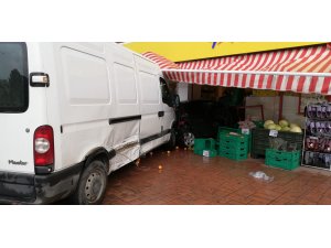 Samsun'da minibüsün çarptığı otomobil markete girdi: 1 yaralı
