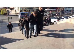 Silah zoruyla bir kişiye 20 bin liralık senet imzalatan şüpheliler adliyeye sevk edildi