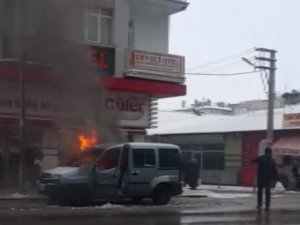 Park halindeki hafif ticari araç alev alev yandı