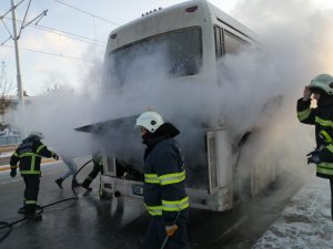 Servis otobüsü alev alev yandı