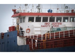 GÜNCELLEME 2 - Hatay'da kargo gemisi karaya oturdu