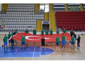 Manisa BBSK’lı sporculardan Yunan vekile bayraklı tepki