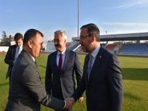 Isparta’da Belediyesi, kente 17 semt sahası yapıyor