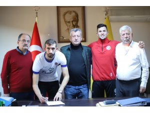 Menemenspor’dan defansa takviye