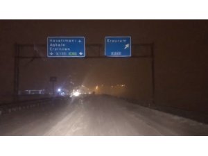 Erzurum-Horasan yolu kar ve tipi nedeniyle trafiğe kapandı