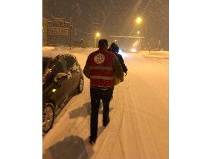 Bitlis'te kar yüzünden yolda kalanlara kumanya dağıtıldı